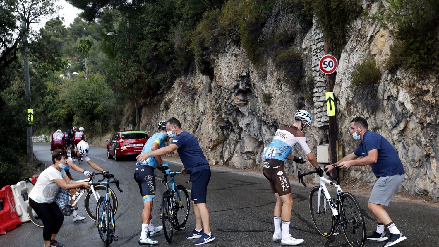 Dopo le cadute e la paura corridori in autogestione. Vince Kristoff in volata