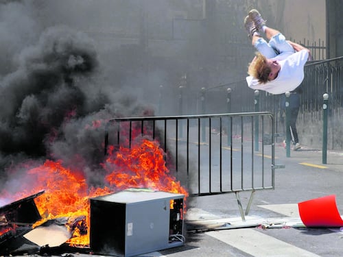 Francia in fiamme. La rabbia a scuola non si spegne. E Le Pen accusa i cattivi maestri