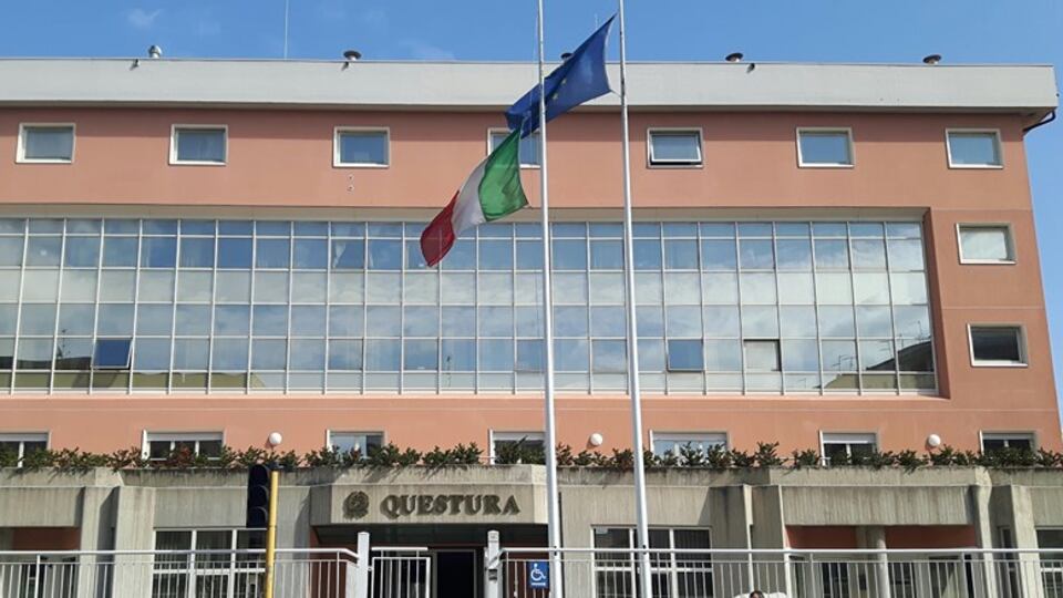 Violenza anche contro le forze dell'ordine: la polizia rimpatria tunisino