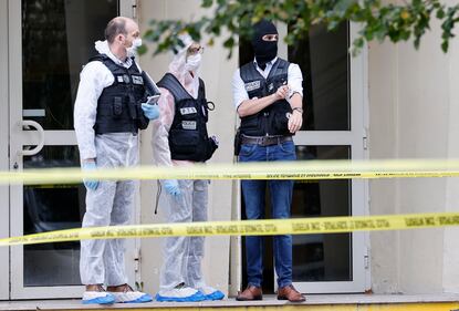 La polizia francese davanti al liceo 1