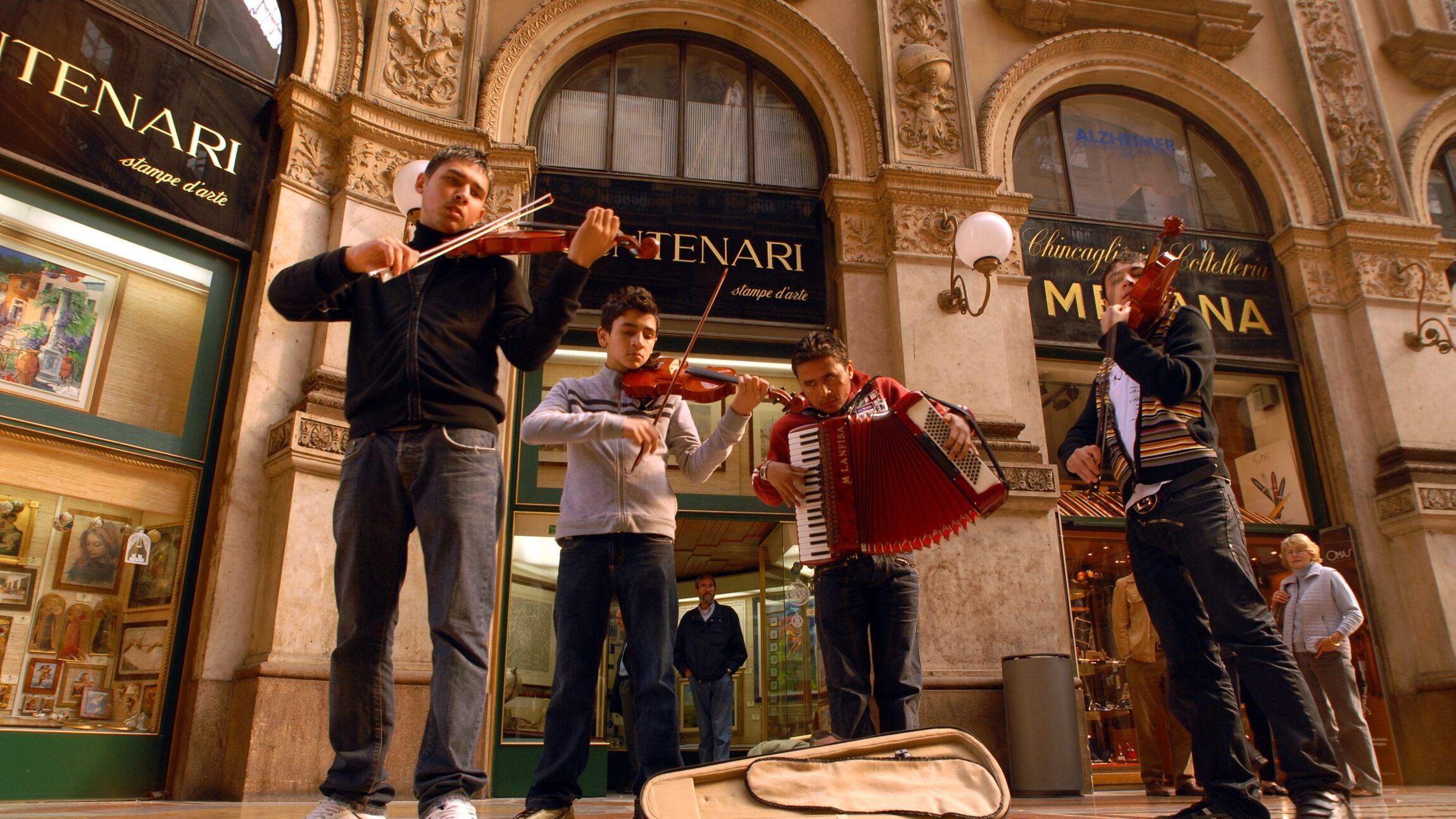 I rom nel salotto di Milano fanno scappare i turisti