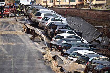 Firenze, auto sprofondate sul Lungarno 6