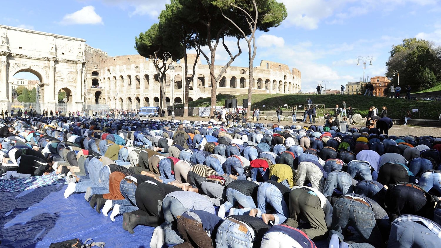 Musulmani pregano al Colosseo: "Non criminalizzate l'islam"