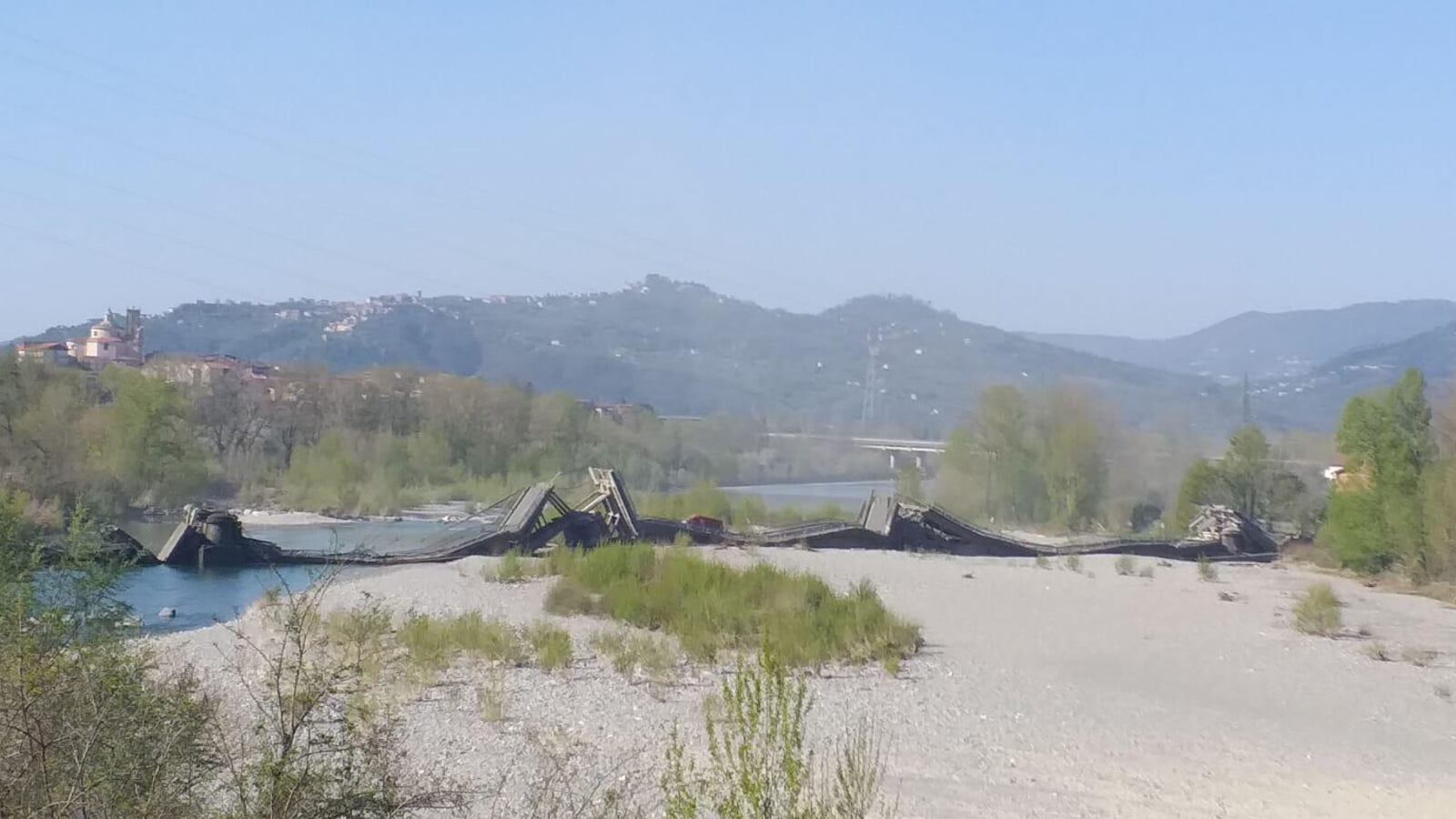 Crolla un ponte tra Toscana e Liguria. Inascoltati gli allarmi degli automobilisti