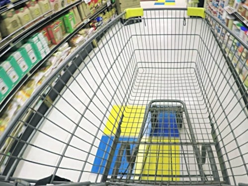 Lite per l’euro nel carrello, botte fra nigeriani: donna in ospedale