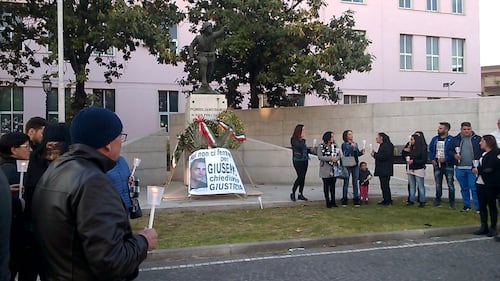 I familiari della vittima che chiedono giustizia nell'ultima protesta organizzata ad aprile scorso