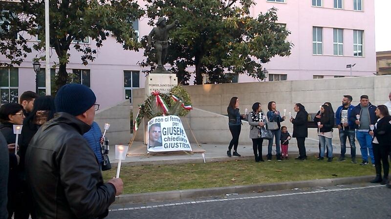 I familiari della vittima che chiedono giustizia nell'ultima protesta organizzata ad aprile scorso