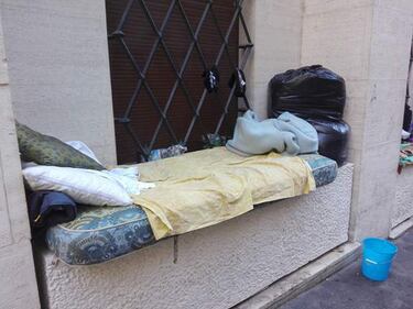 Degrado a San Pietro tra sporcizia, rom e clochard 18