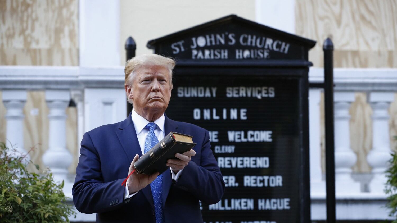 Legge, ordine e Bibbia. Trump fa l'uomo forte: "Ora userò l'esercito"