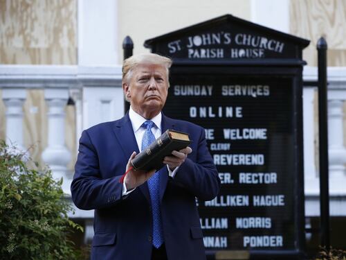 Legge, ordine e Bibbia. Trump fa l'uomo forte: "Ora userò l'esercito"