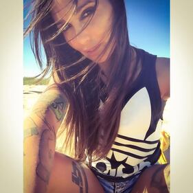 Siria De Fazio si mostra in topless 4