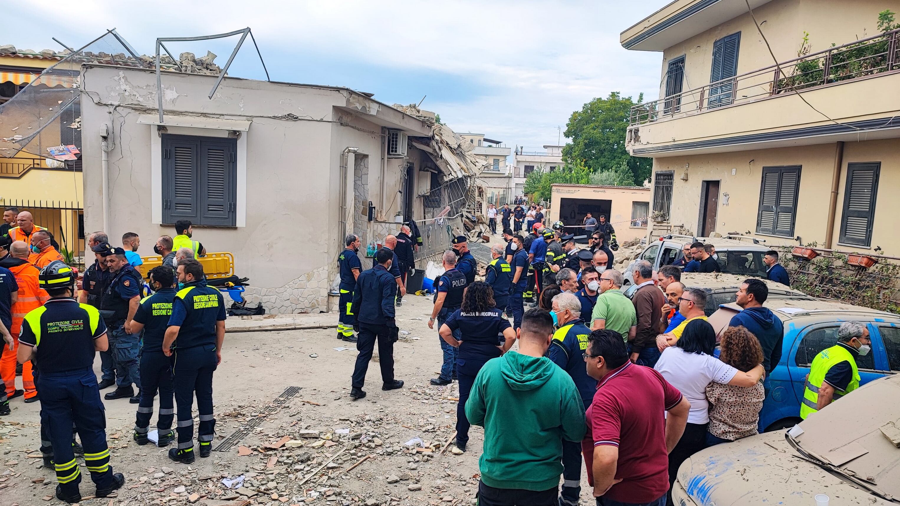 Fuga di gas, crolla la casa. Morti due bimbi e la madre