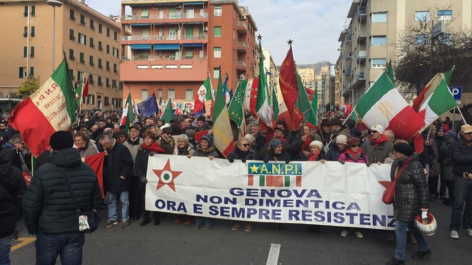 "Servono più fasci appesi". Tafferugli e scontri a Genova
