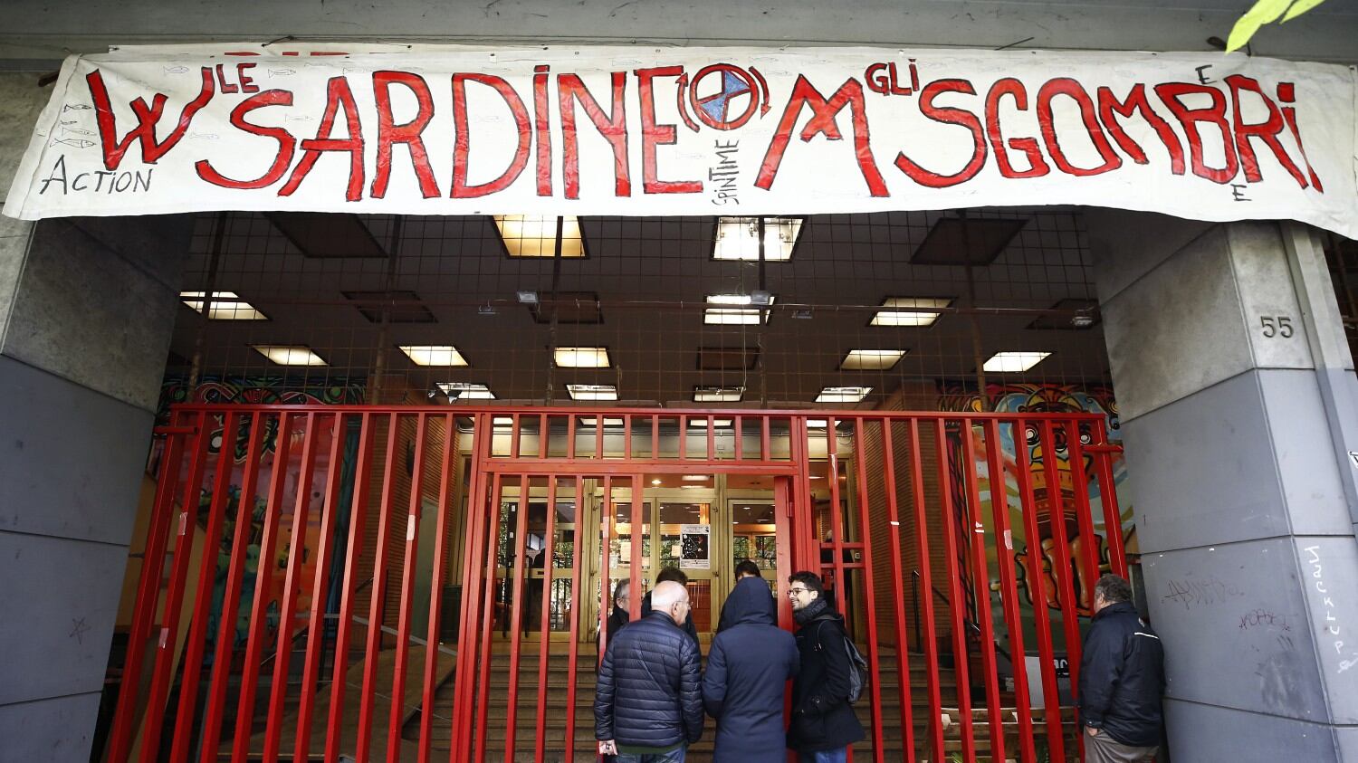 Le sardine nuotano nell’illegalità