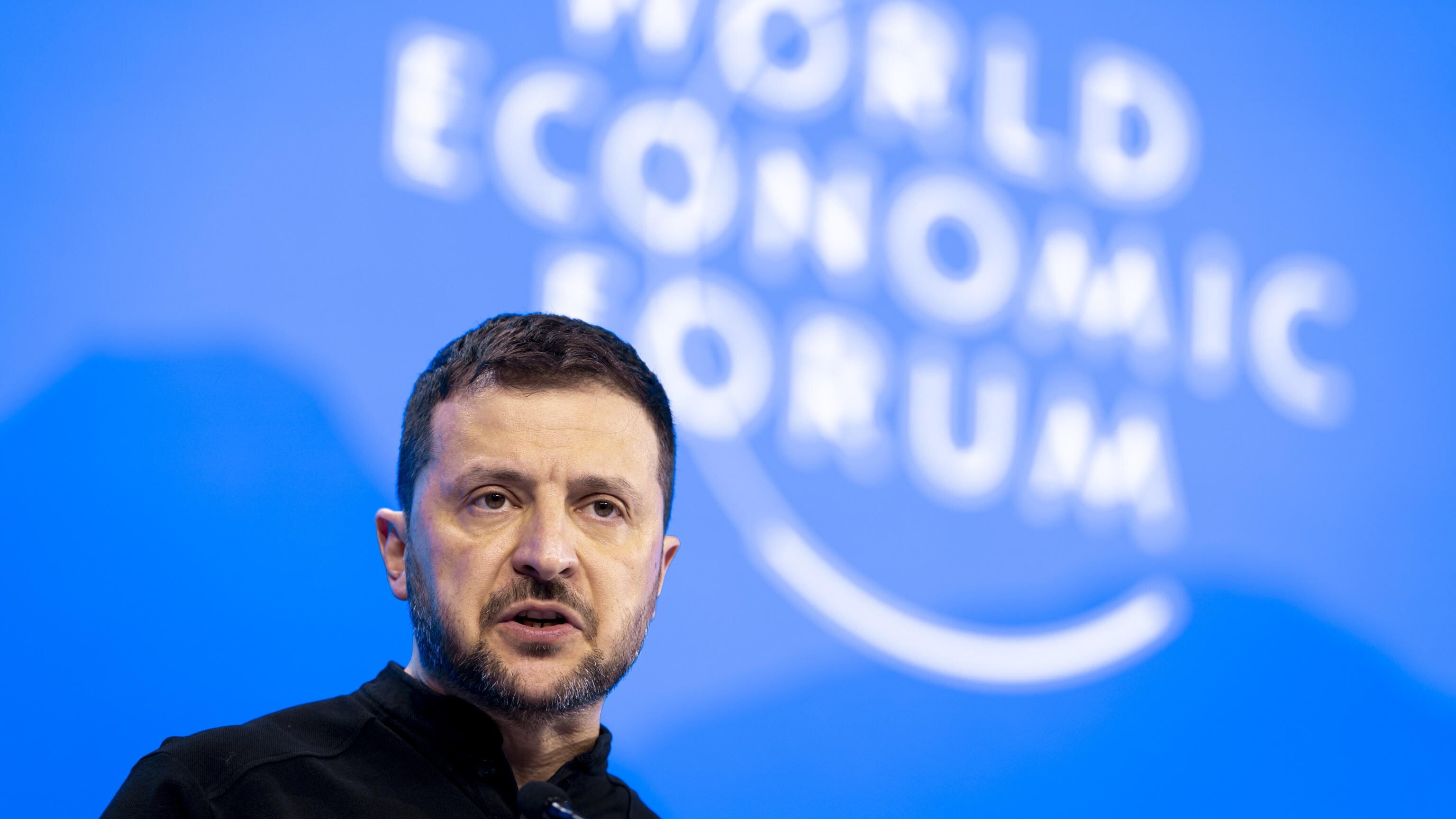 Zelensky e il tavolo della pace: "Impossibile escludere Kiev"