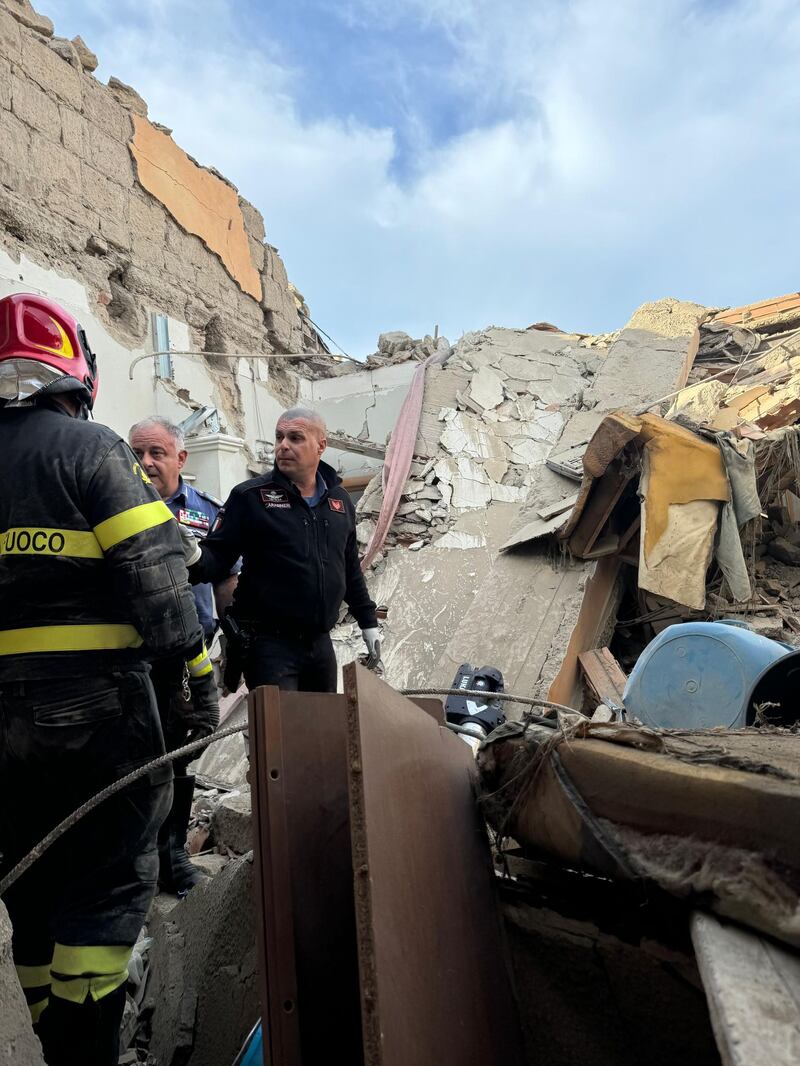 Saviano, i resti della palazzina crollata: un cumulo di macerie 6