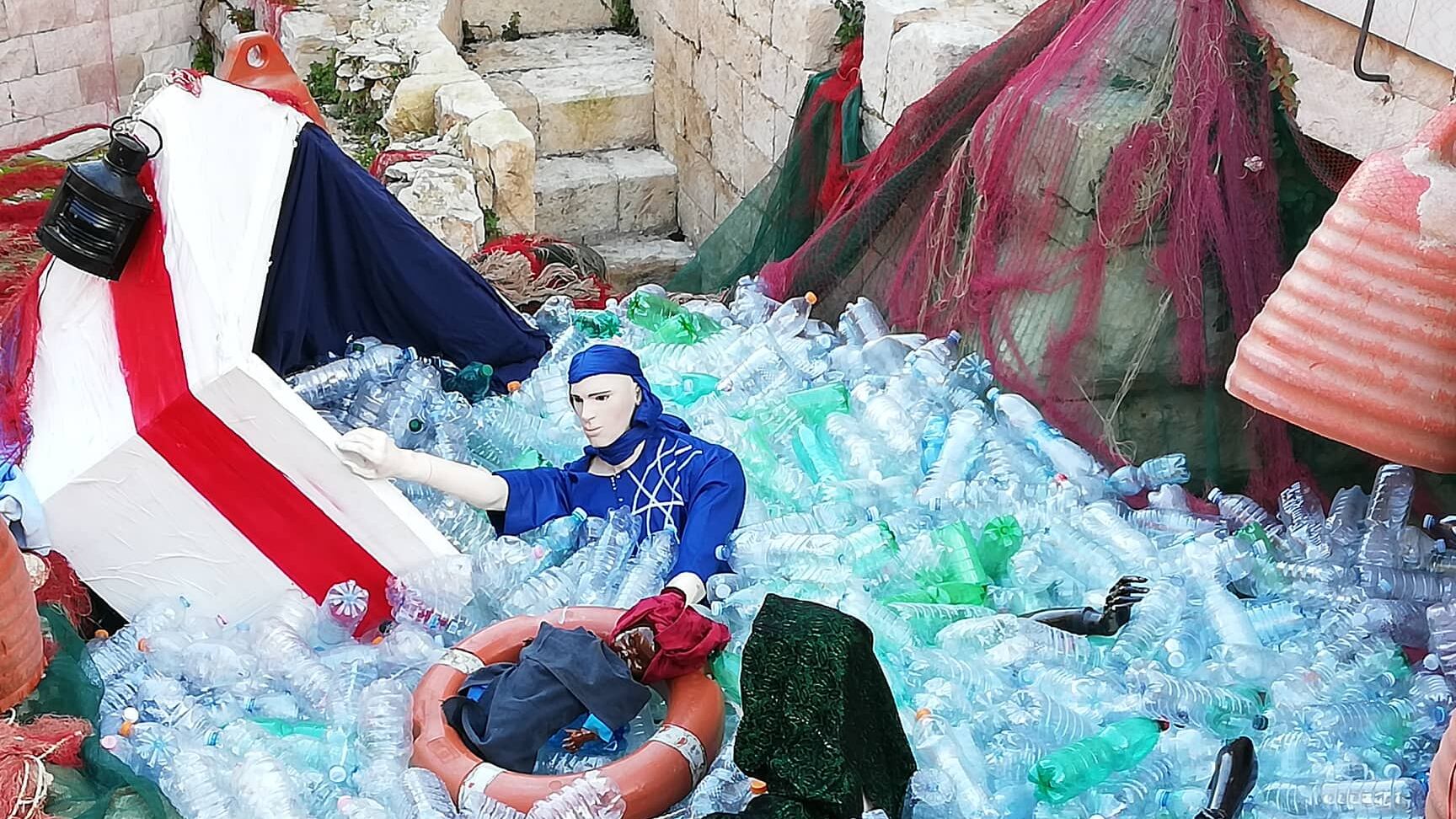 Presepe "migrante", Gesù (di colore) affoga nella plastica