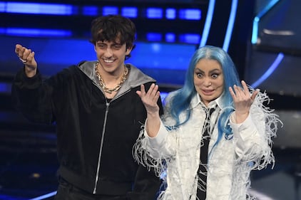 Sanremo 2024: ecco il look della seconda serata del Festival di Loredana Bertè 13