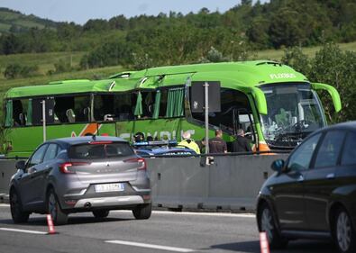 Un autobus della Flixbus finisce in una scarpata lungo la A16: le immagini 5
