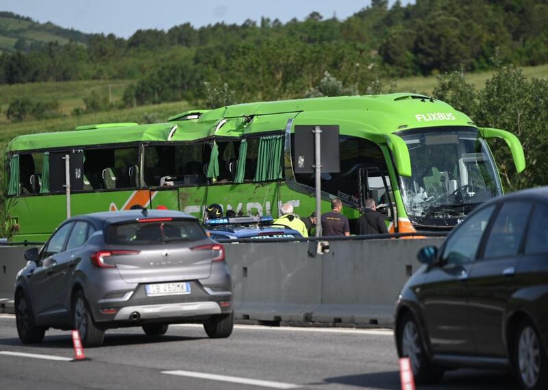 Un autobus della Flixbus finisce in una scarpata lungo la A16: le immagini 5
