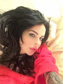 Nina Moric hot dopo la doccia 17