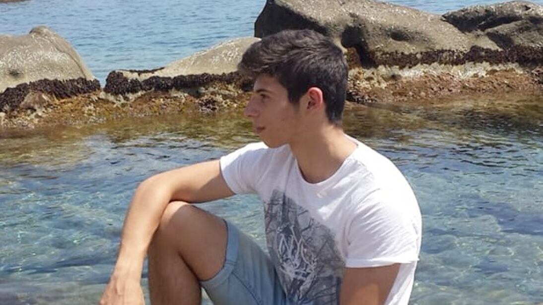Studente di 18 anni muore dopo un volo di 45 metri da una gru a Parigi