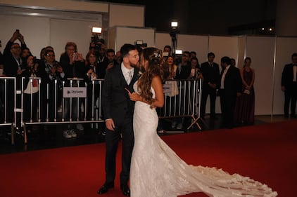 Messi dice sì alla sua Antonella: ecco le foto del lieto evento 1