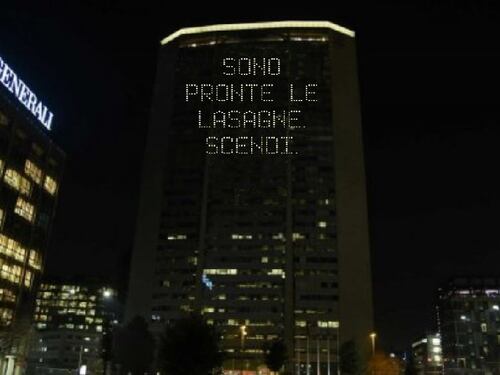 Gli sfottò del web sul Pirellone illuminato per il Family Day