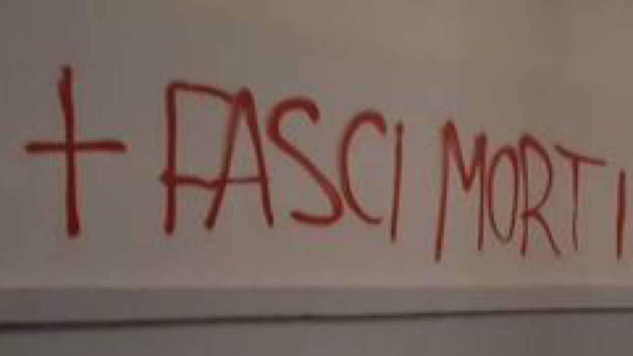Le scritte "rosse" diventano "fasciste"