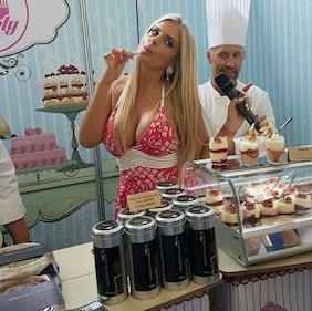 Francesca Cipriani topless con l'albero di Natale 14