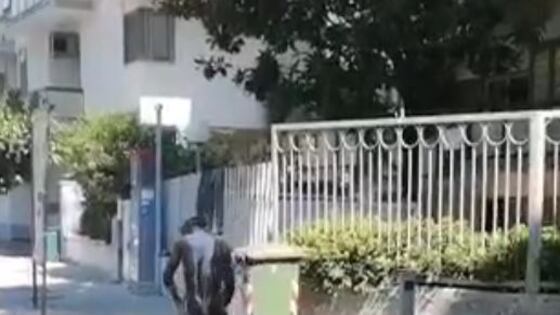 Nigeriano si fa la doccia nudo in strada. Sarà espulso