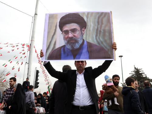 Lusso e potere occulto: Khamenei jr al vertice. La svolta "nordcoreana" dei falchi Pasdaran