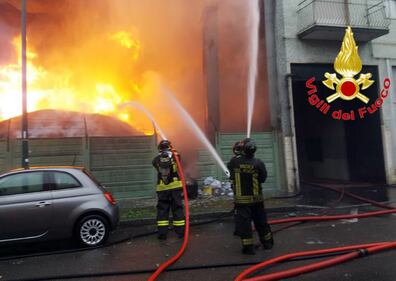 Cologno monzese, maxi-rogo in una cartiera 13