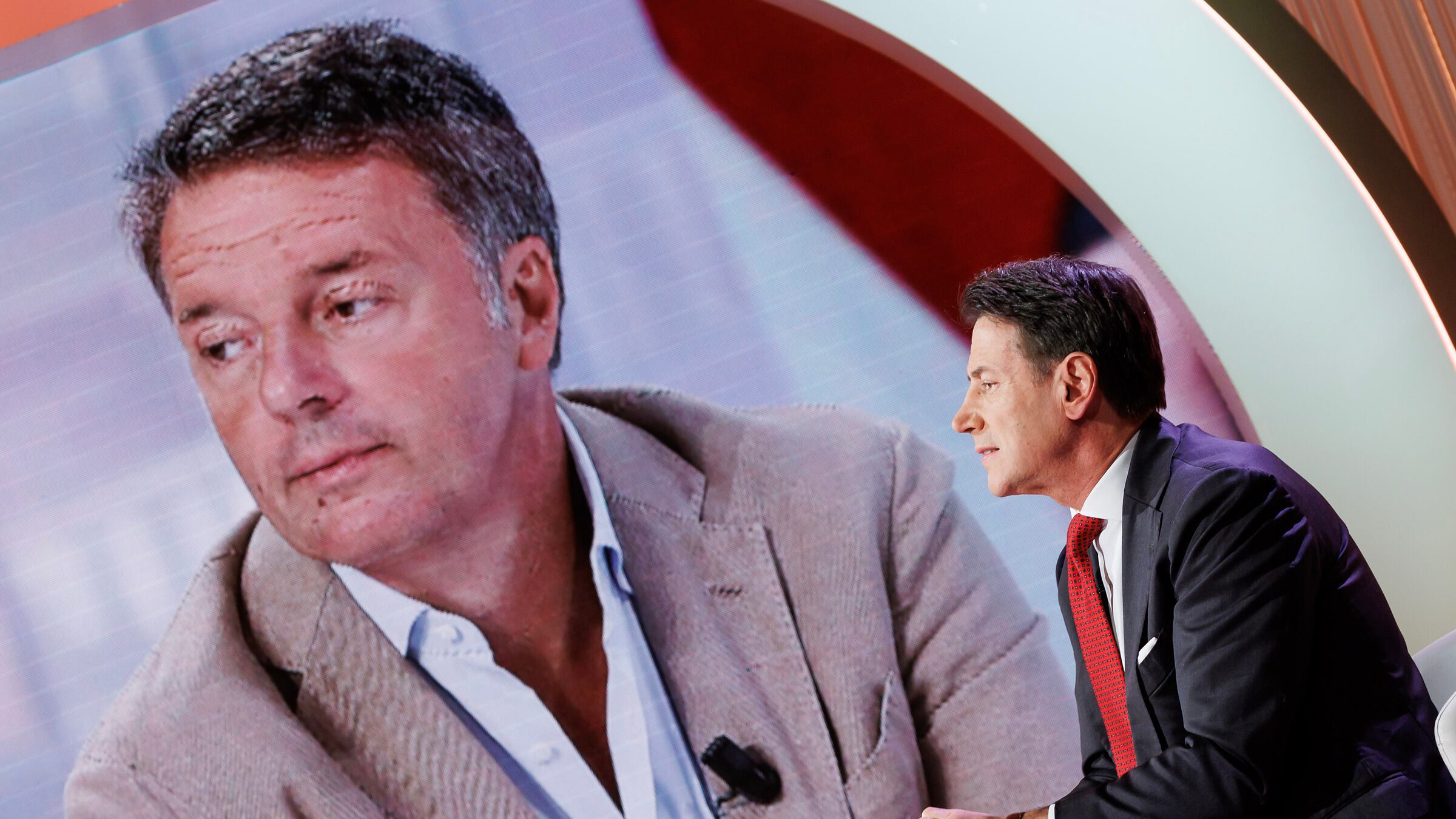 "Ho un progetto con Schlein". "Sarebbe grave". Renzi e Conte mandano all'aria il campo largo