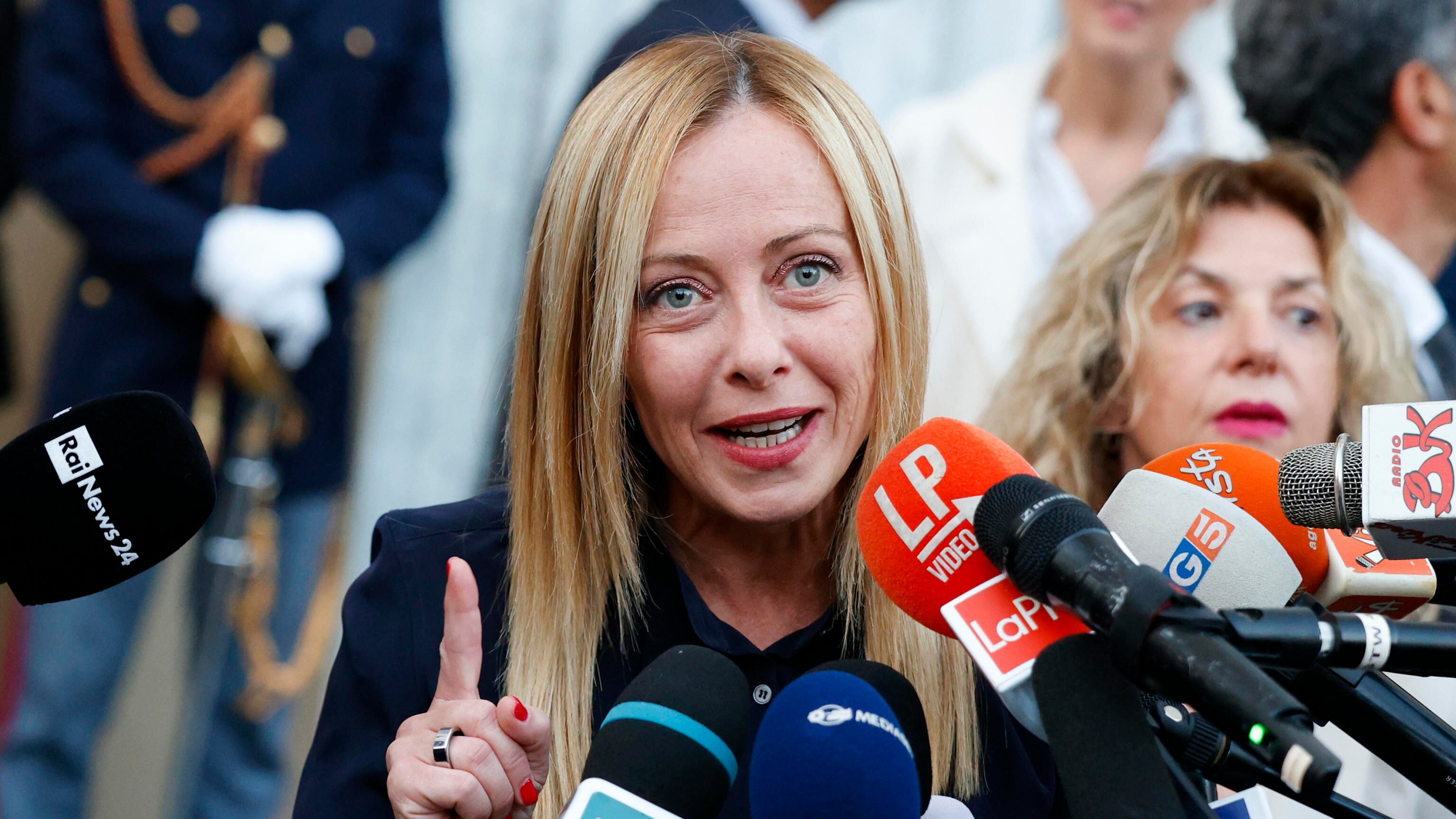 "Non affitto ai meloniani", quel segno della croce e Belen: quindi, oggi...