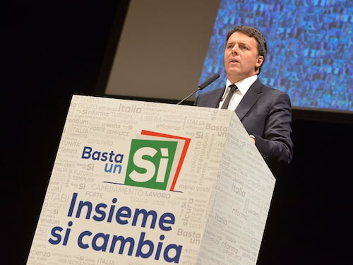Renzi adesso attacca la Raggi: "I rifiuti li dà a Mafia Capitale"