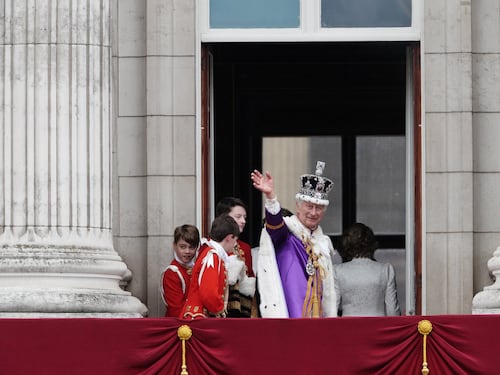 Tutta (o quasi) la famiglia reale felice sul balcone: manca Harry
