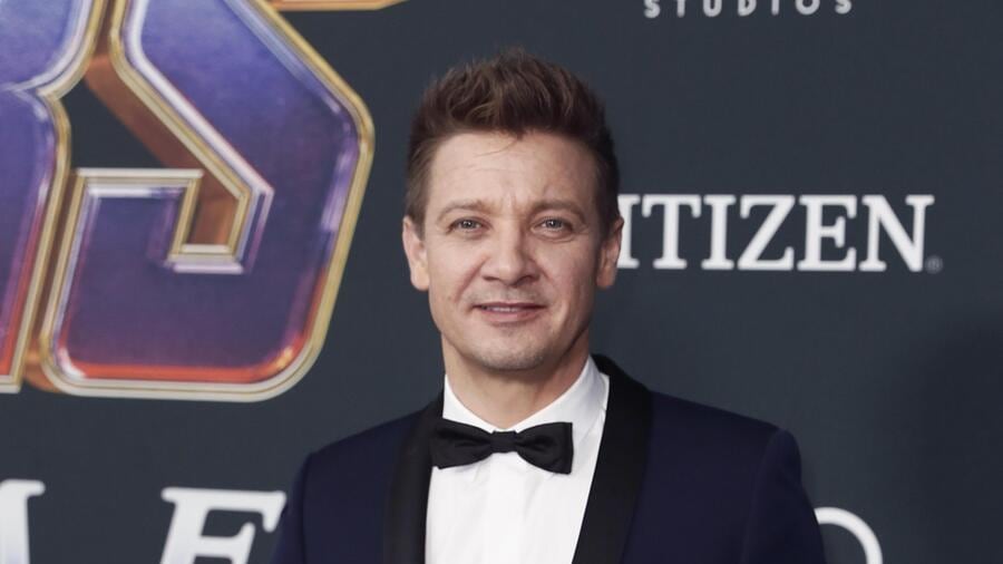 Le ferite, l'emorragia, il volo in ospedale. Cos'è successo a Jeremy Renner