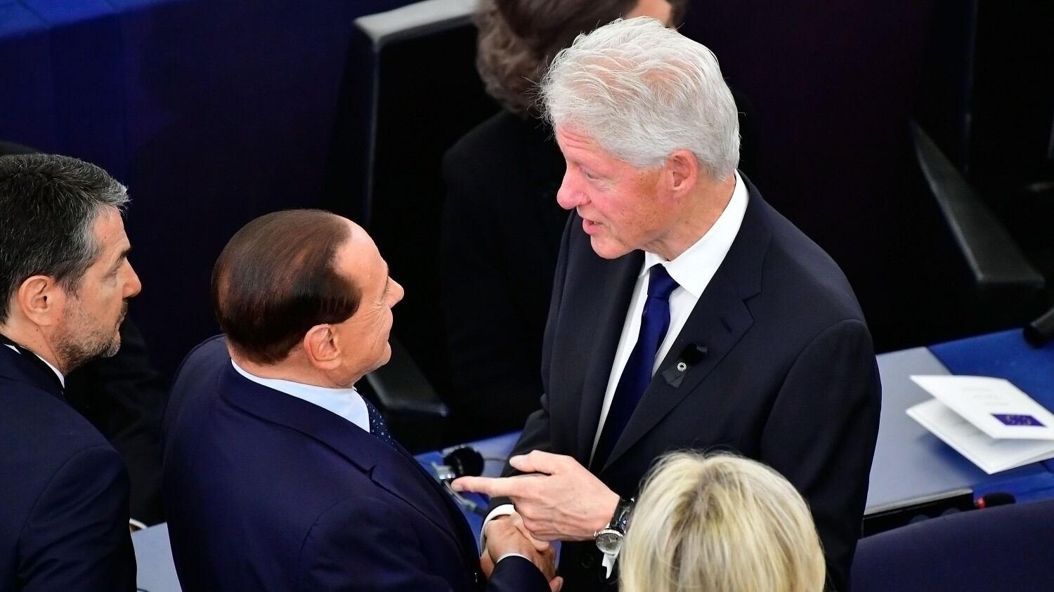 Berlusconi torna tra i grandi nel giorno del saluto a Kohl