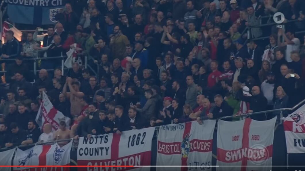 Saluti nazisti allo stadio, tifosi inglesi banditi a vita