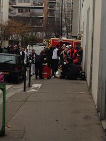 Spari e morti nella sede di Charlie Hebdo 12