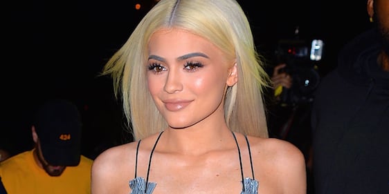 Kylie Jenner topless sui social 17