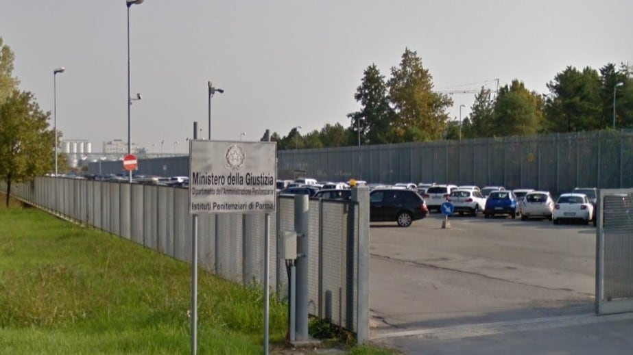 Parma, detenuto magrebino aggredisce agente e lo manda in ospedale