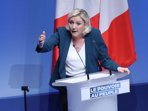 Crisi Italia-Francia, Le Pen attacca Macron: "Usa la diplomazia per elezioni"
