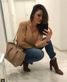 Anna Tatangelo in reggiseno allo specchio 5