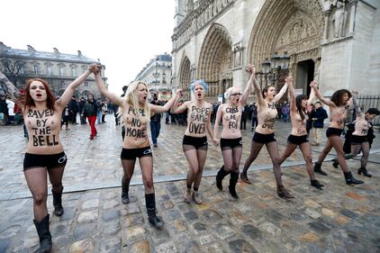Blitz delle Femen a Notre Dame: la Chiesa le denuncia 8