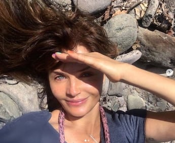 Helena Christensen seducente al sole  6