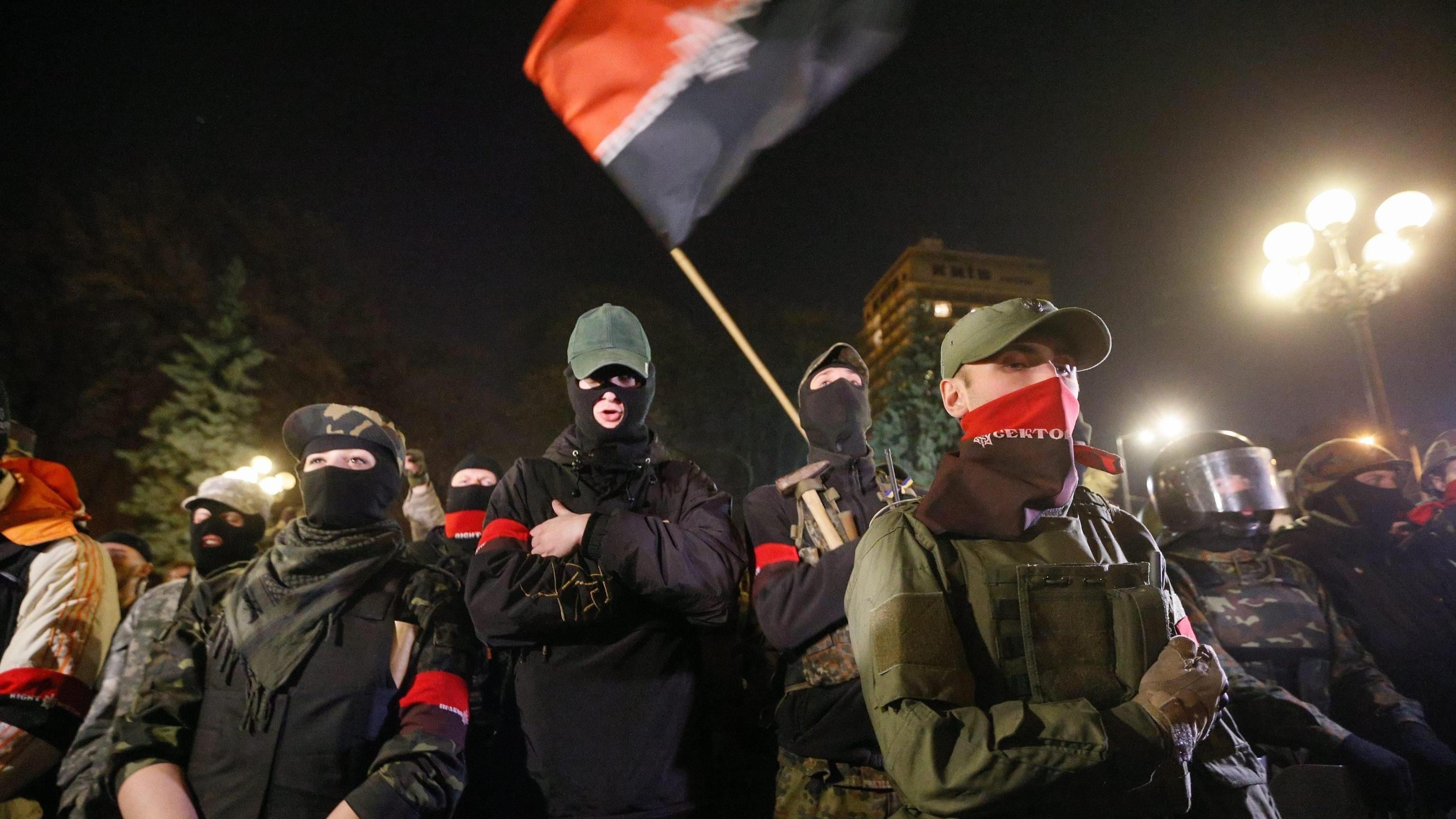 Kiev disarma le milizie: colpo a nazionalisti e filorussi