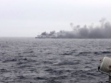 La colonna di fumo che sale dal traghetto in fiamme 4