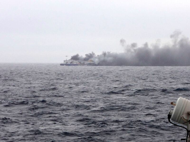 La colonna di fumo che sale dal traghetto in fiamme 4